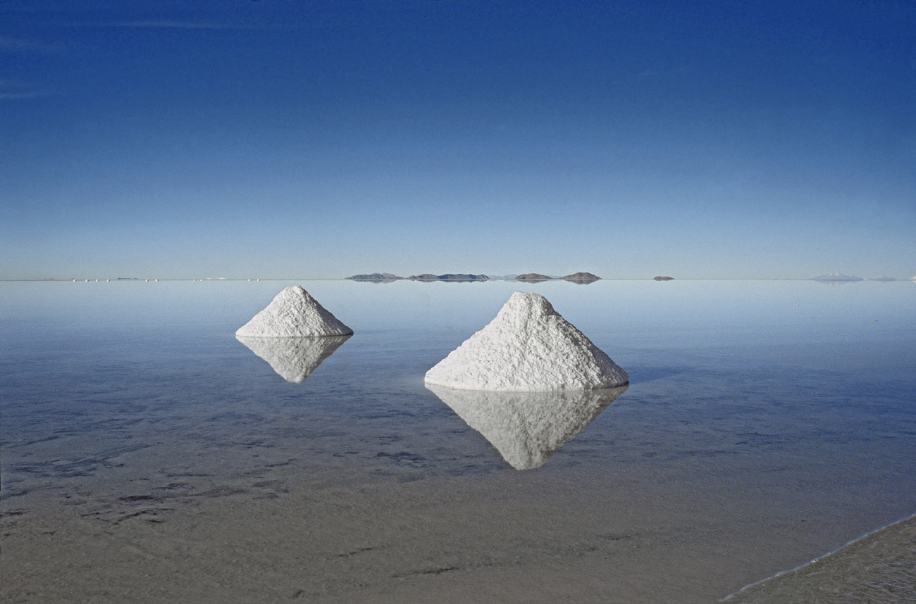 chi_4_27 salar.jpg - Uyuni salar d'Uyuni tas de sel préparés pour être chargés sur camions lorsque comme c'est le cas le salar est inondé